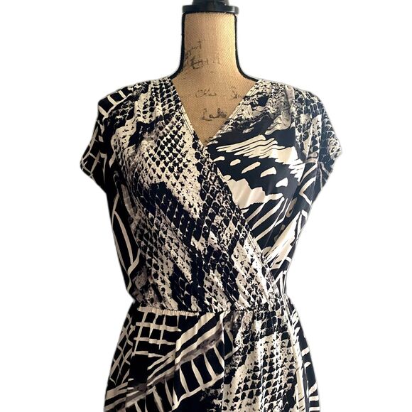 Chico's Surplice Sheath Dress Black White Snake Abstract Geo Print Size Medium 1 - Picture 2 of 5